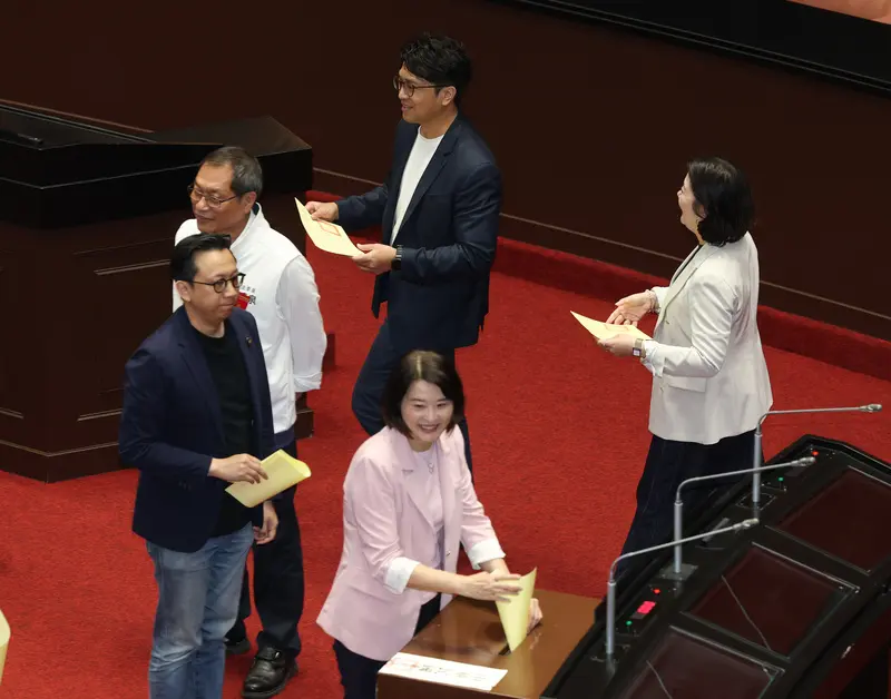 立法院會19日舉行總統賴清德彈劾案的記名投票表決，朝野立委領票、圈票，並依序將票投入票匭。中央社
