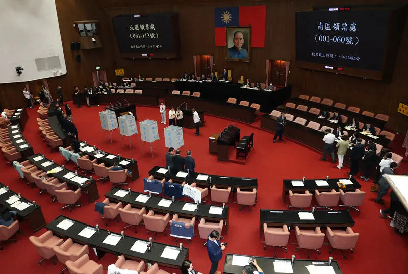 立法院會19日舉行總統賴清德彈劾案的記名投票表決，這是中華民國憲政史上首次進行的總統彈劾案。中央社