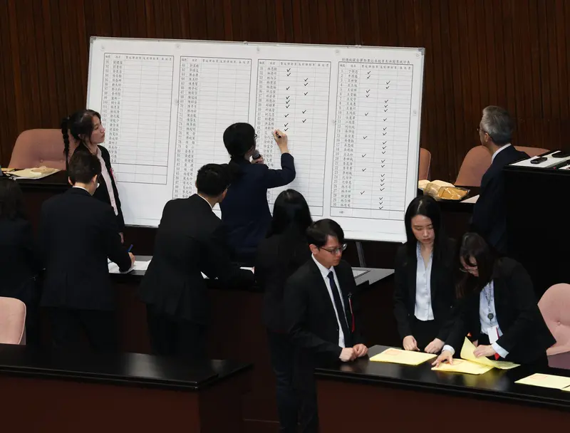 立法院會19日舉行總統賴清德彈劾案的記名投票表決，議事人員在投票時間截止後進行開票作業。中央社