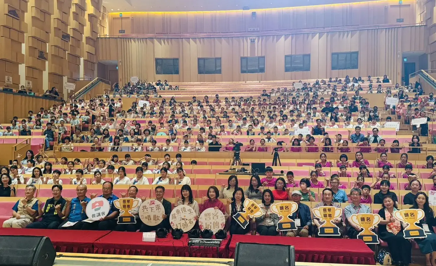屏東縣115年國民小學客家歌謠競賽，今(19)日17所學校、逾500名師生齊聚同台競藝。屏東縣政府提供