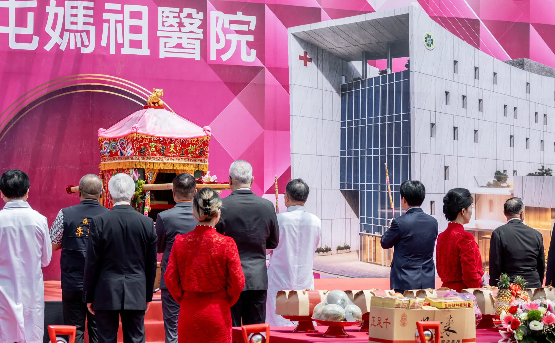 「白沙屯媽祖醫院」今(19)天正式動土,媽祖搭乘「粉紅超跑」鑾轎到場觀禮。總統府提供