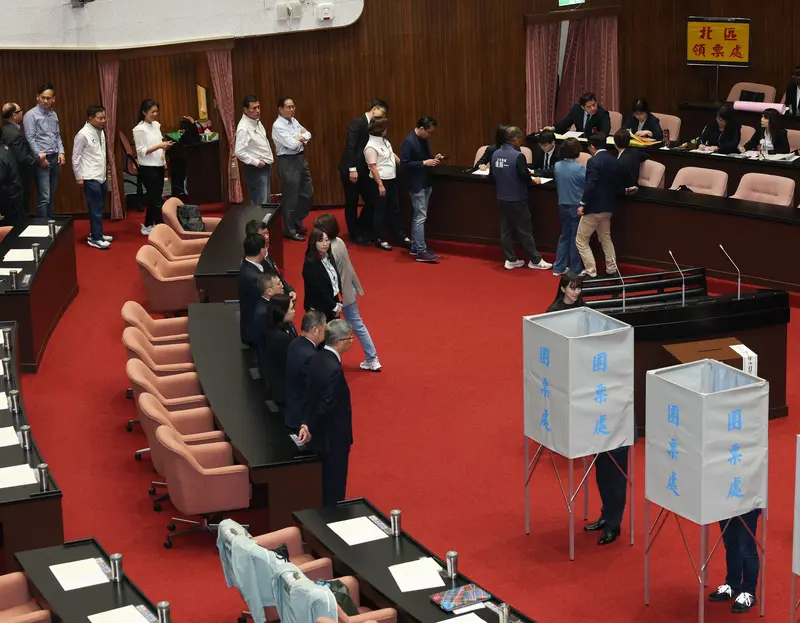 立法院會19日進行總統賴清德彈劾案的記名投票表決，朝野立委排隊領票，陸續進入圈票處再完成投票。中央社