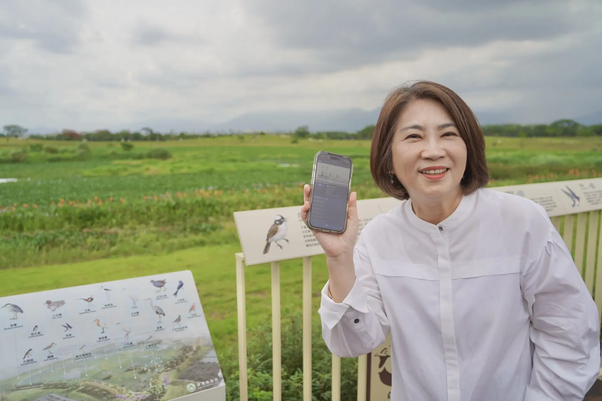 屏東縣政府表示,民眾可以掃描解說牌上的QR code聆聽鳥叫聲,將滯洪設施轉型為兼具生態保育、環境教育的友善空間,也是鹽埔鄉親的水岸後花園。屏東縣政府提供