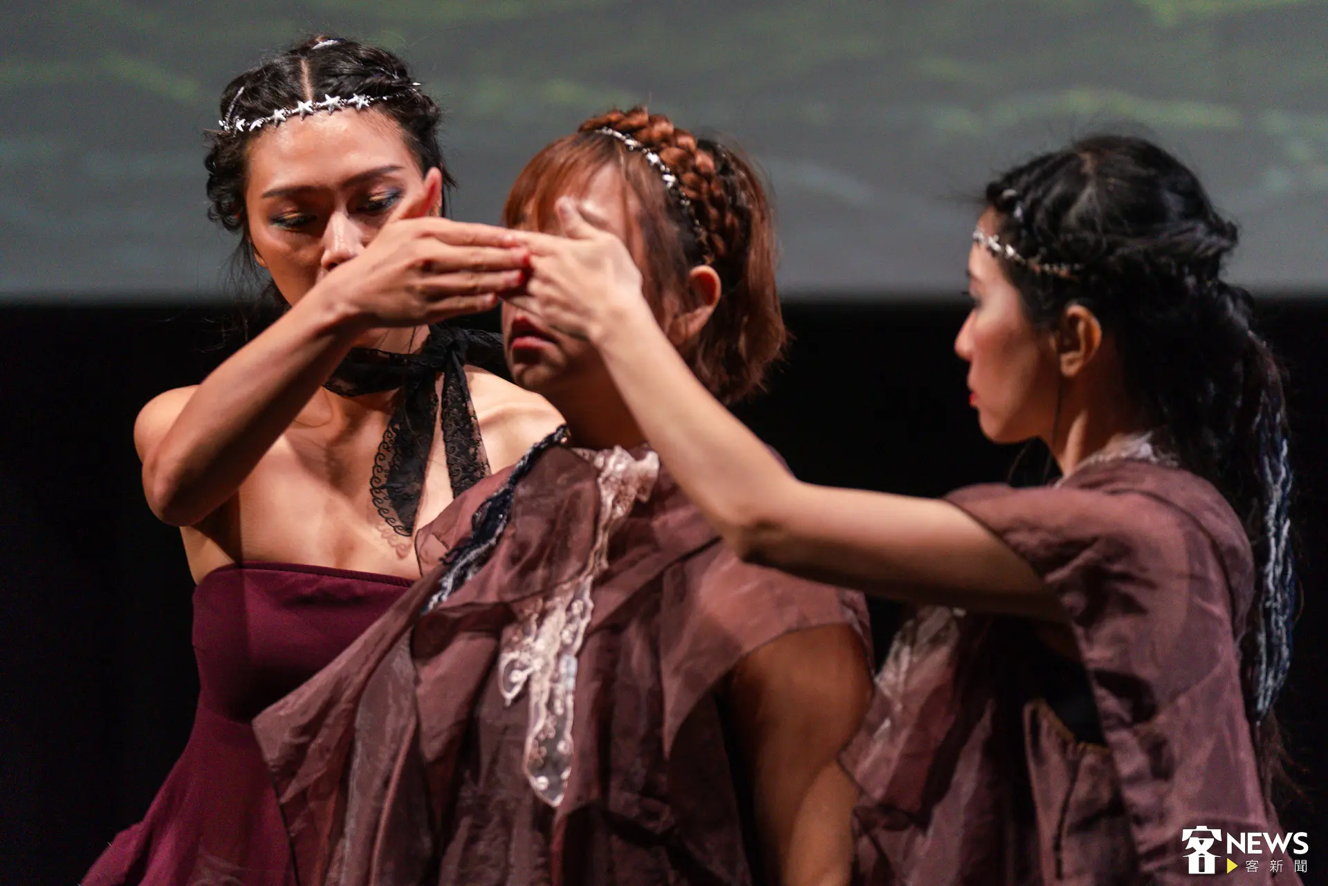 众月藝創所以融入台灣手語的舞蹈動作演繹蕭宥的詩作〈夜光島──刻入潮聲肚个天光〉。朱愷元攝