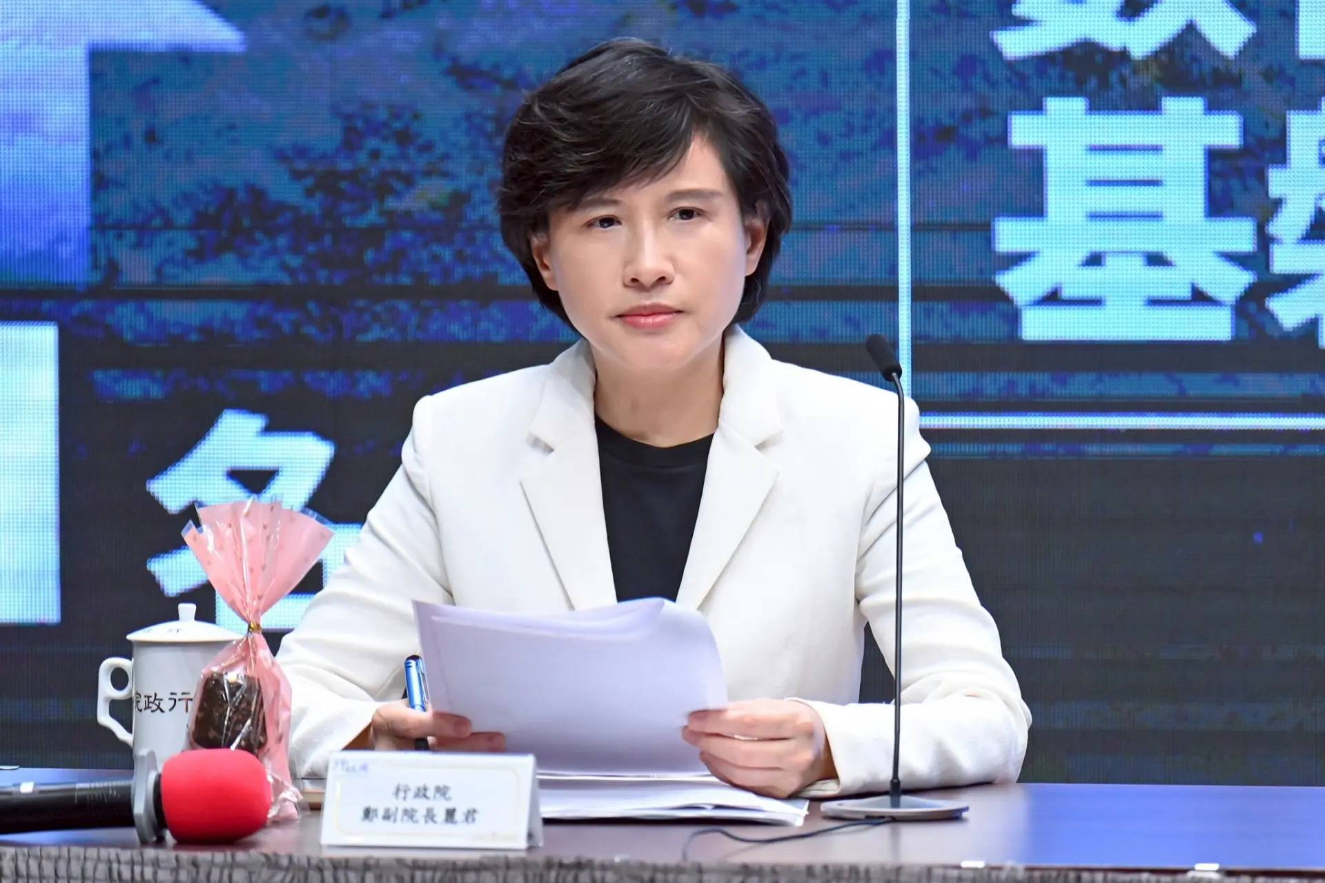 卓榮泰今率領副院長鄭麗君、秘書長張惇涵召開520政策記者會。行政院提供