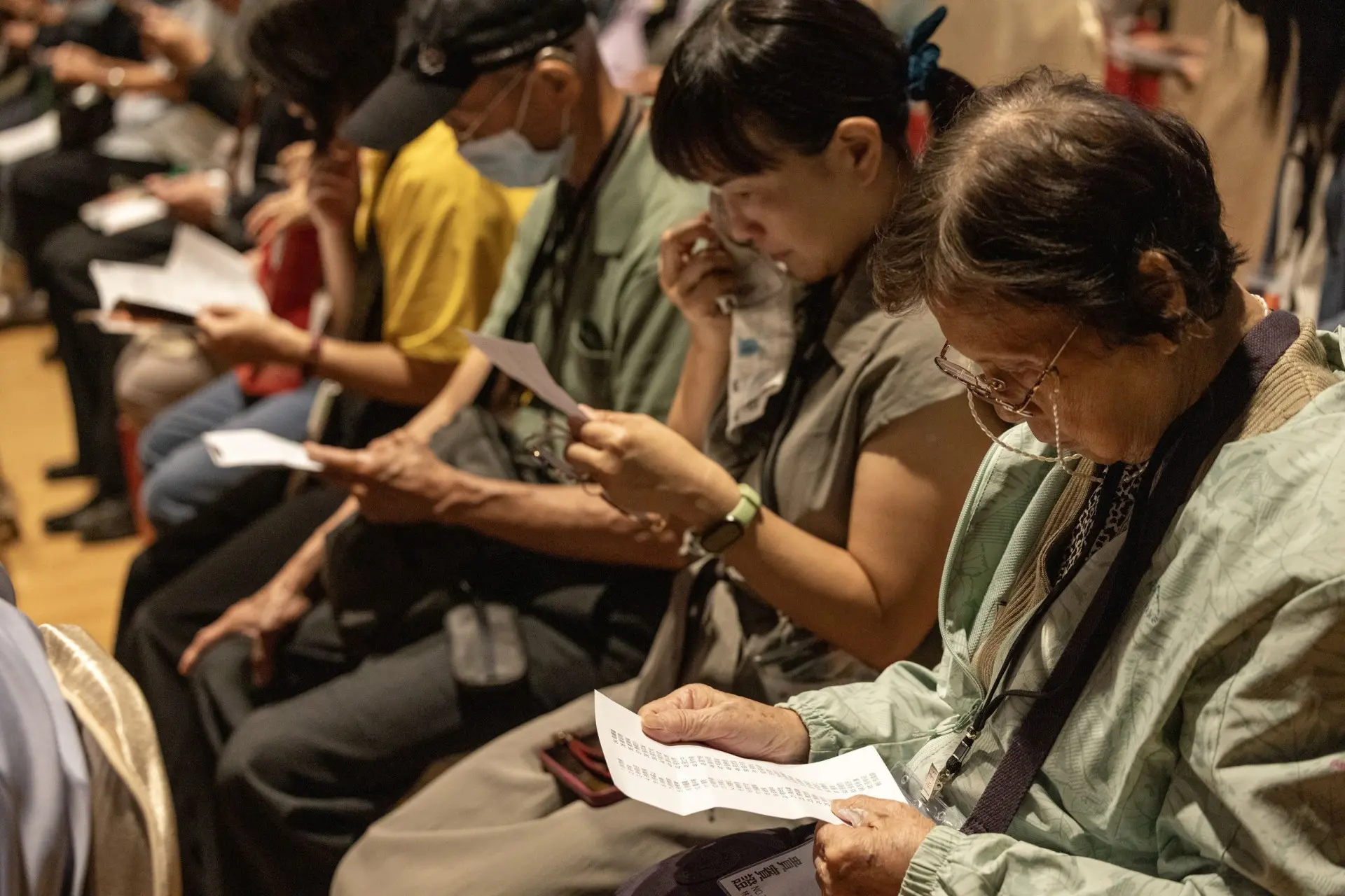 政治受難者及後代家屬將思念化為力量，大聲誦唸受難者名單，過程中忍不住情緒哽咽。國家人權博物館提供