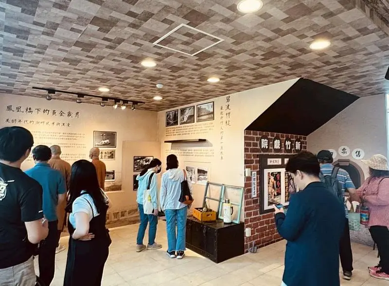 「青草湖老照片展」持續於青草湖停車場2樓室內空間展至5月24日，每日14時至18時開放參觀。新竹市政府提供