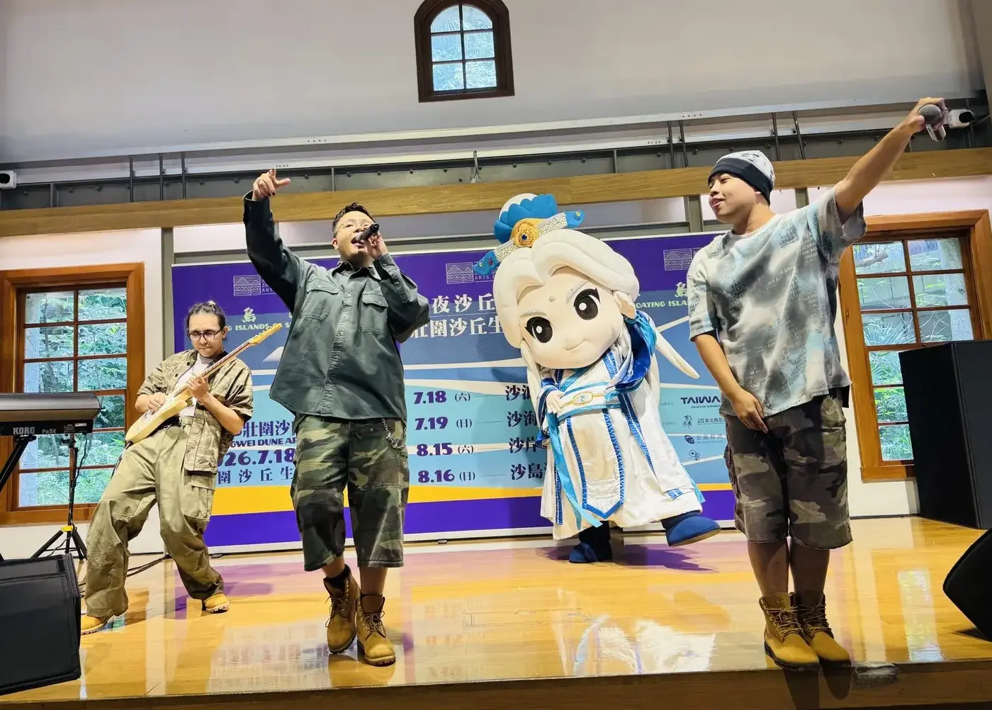 宜蘭在地樂團「新時代進香團」與「霹靂布袋戲」經典大偶素還真於記者會中的創新表演。交通部觀光署提供