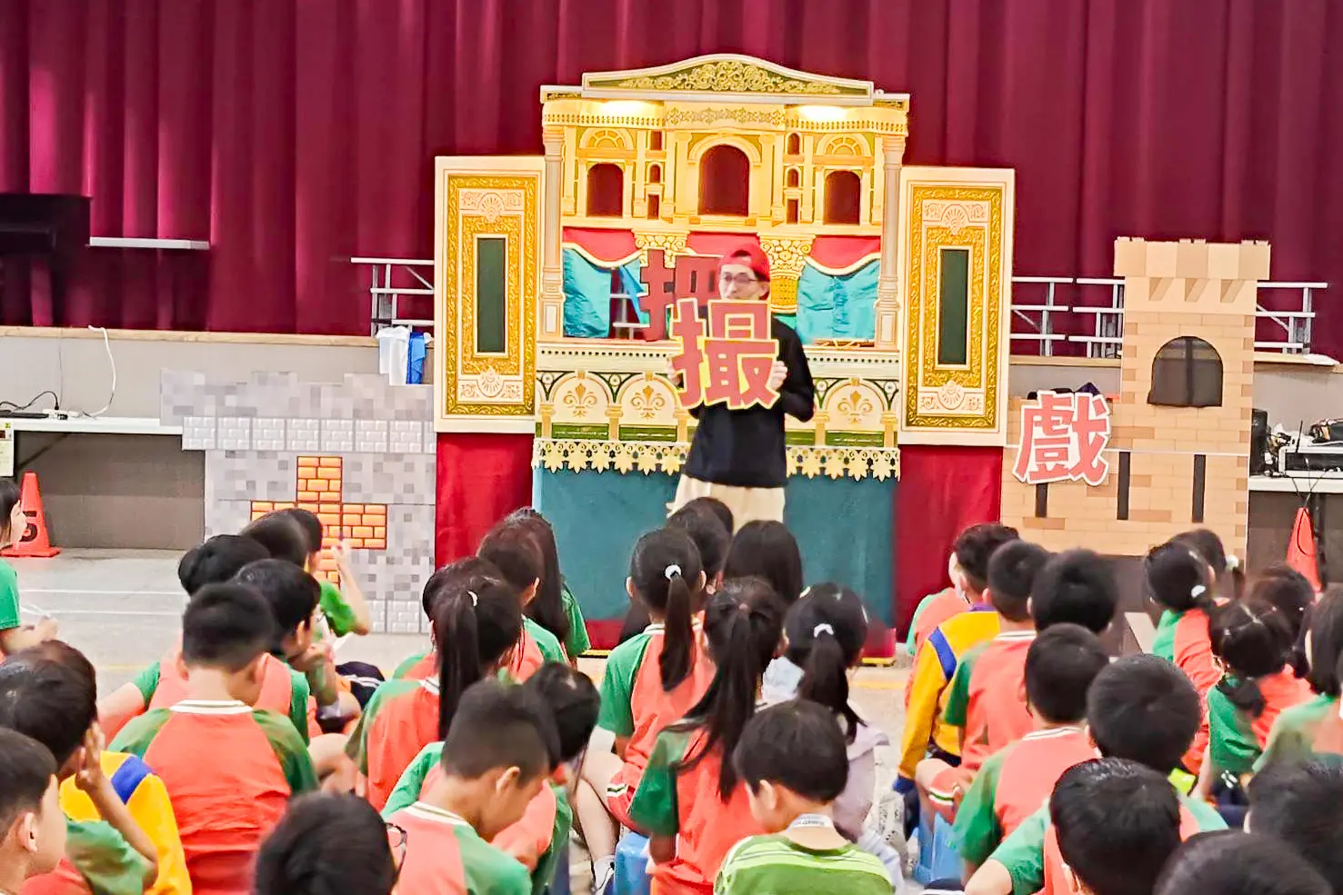 戲偶子劇團以客家傳統「撮把戲」為靈感，結合布袋戲武打技巧與舞台特技，巡演桃園市區21所國中小學。邱豐榮提供