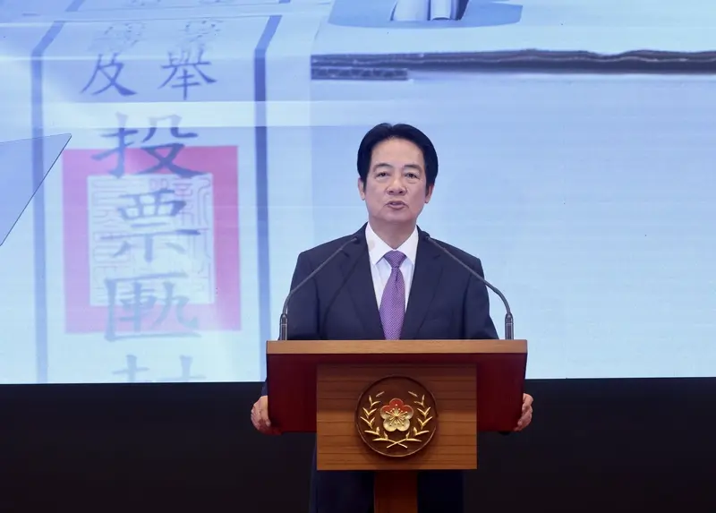 總統賴清德20日在總統府發表執政2週年談話,賴總統表示,台灣的未來不能由境外勢力決定,必須由2300萬人民共同決定,賴總統並喊話朝野政黨「我們都應該團結守住共同的底線,堅定站在國家利益這一邊」。中央社