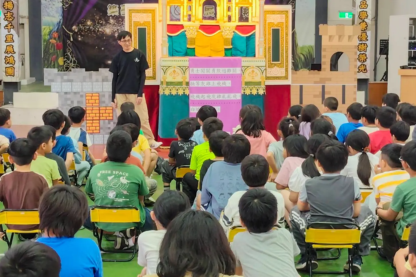 戲偶子劇團巡演桃園市區21所國中小學，透過客語繞口令、敲鑼打鼓等活動與學生互動。邱豐榮提供