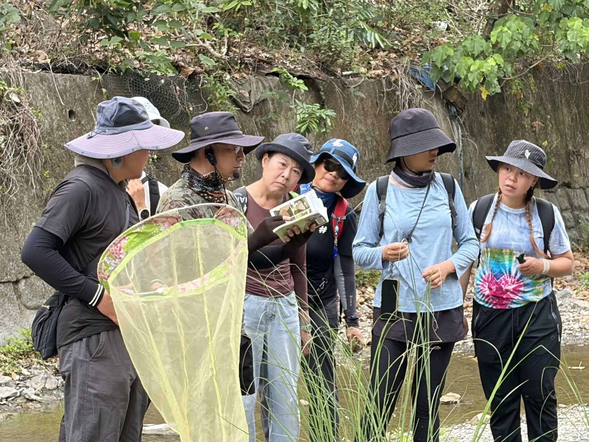 杉林青培站舉辦「湯姆生古道導覽培訓－生態調查」，老師帶領學員進行蝴蝶觀察與現地解說。杉林青培站提供