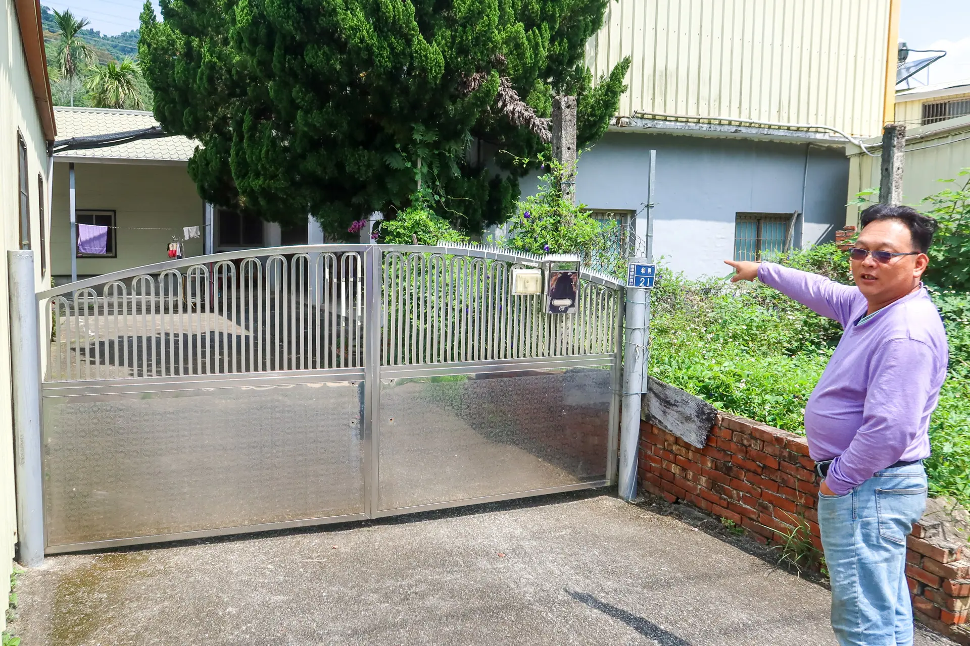 黃南球玄孫黃卓庭所指地點是以前和興公館位置，他說因開闢台三線道路及後來拓寬，原有公館房舍已全拆除，找不到遺跡。何來美攝