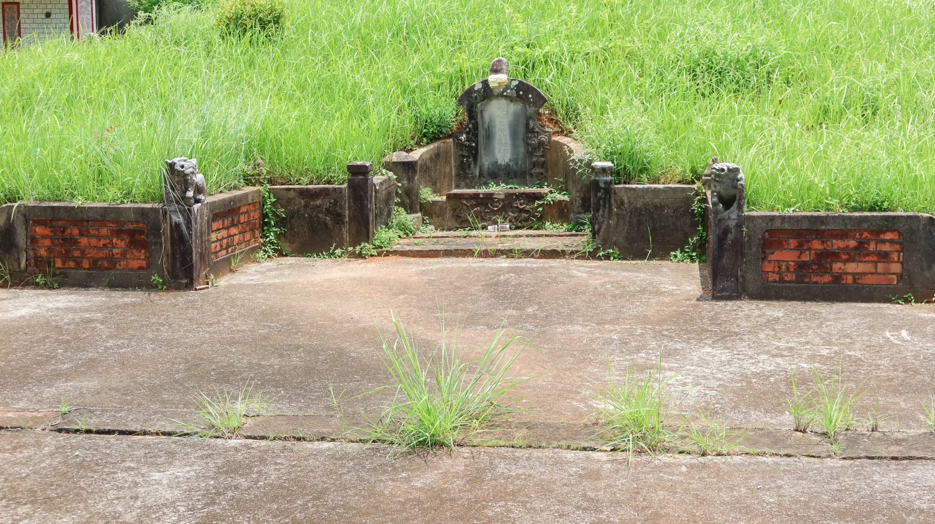 苗栗市大坪頂黃金興墓園，以前是黃南球的墓穴，黃南球遷葬後，黃金興才葬在那兒。何來美攝
