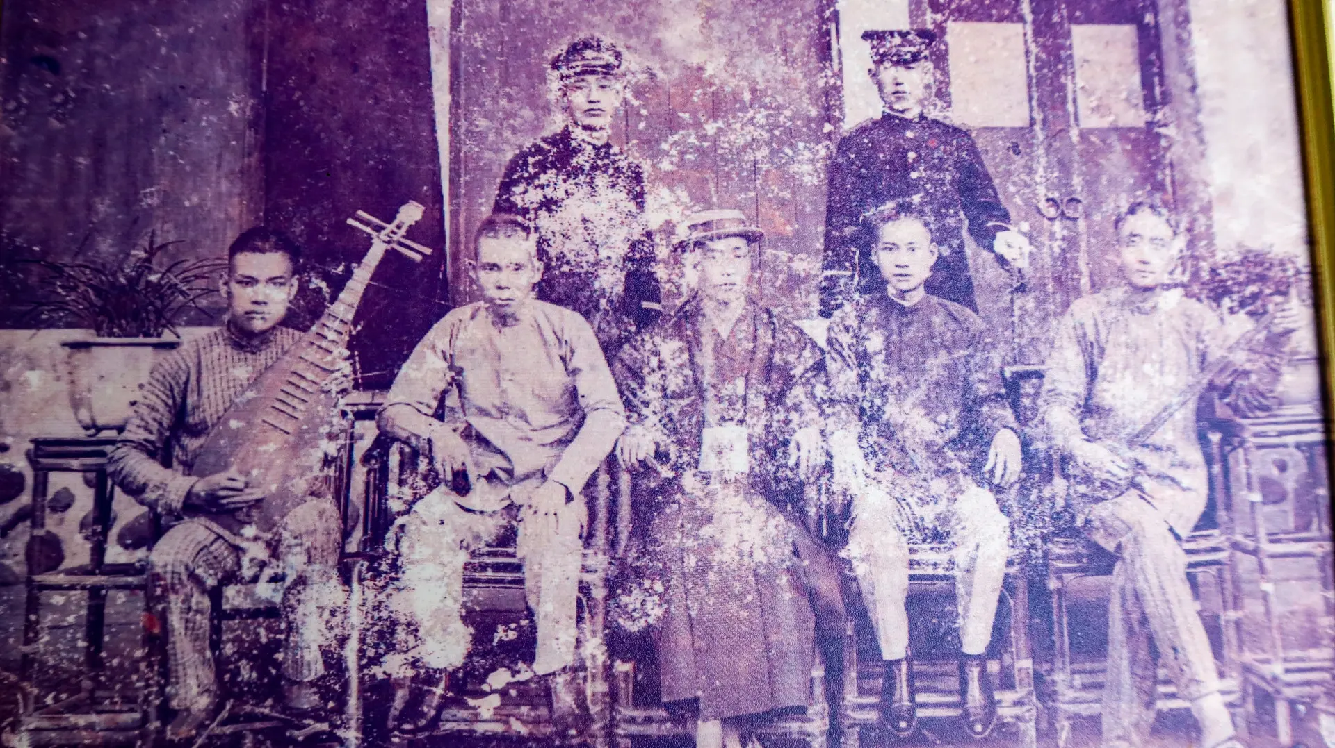 黃金興（右一）晚年為給子孫正當娛樂，成立子弟班，請名師指導，圖為他與小美園劇團創辦人王德循（左一）等人合影。黃榮標提供