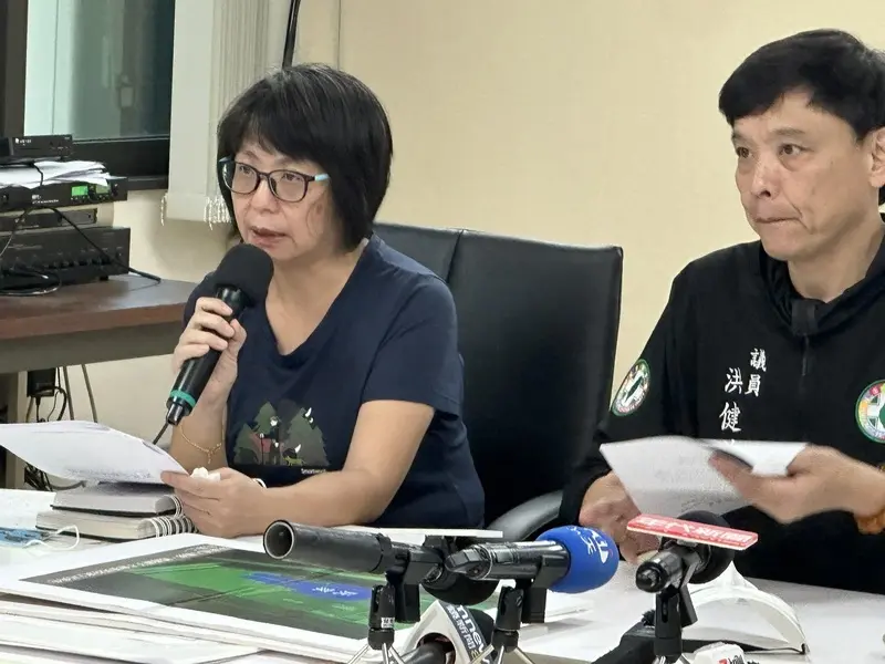 台北市密室逃脫店「邏思起子」女員工因扮吊死鬼窒息過世，女員工母親（左）21日與民進黨台北市議員洪健益（右）等人合開記者會，盼司法還她公道。中央社