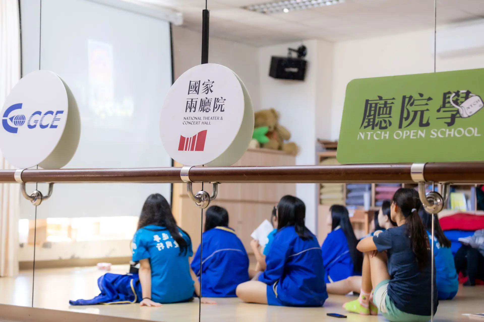 藉由廳院學合作藝術家張擎佳的引領,豐珠中學學生探索《牽亡歌,再陪你多走一段》的文本。從古老的「買路走」儀式到現代的情感對話,讓學生在面對離散的生命課題時,嘗試去體會自我情緒,並練習理解人與人之間的陪伴與連結。兩廳院提供