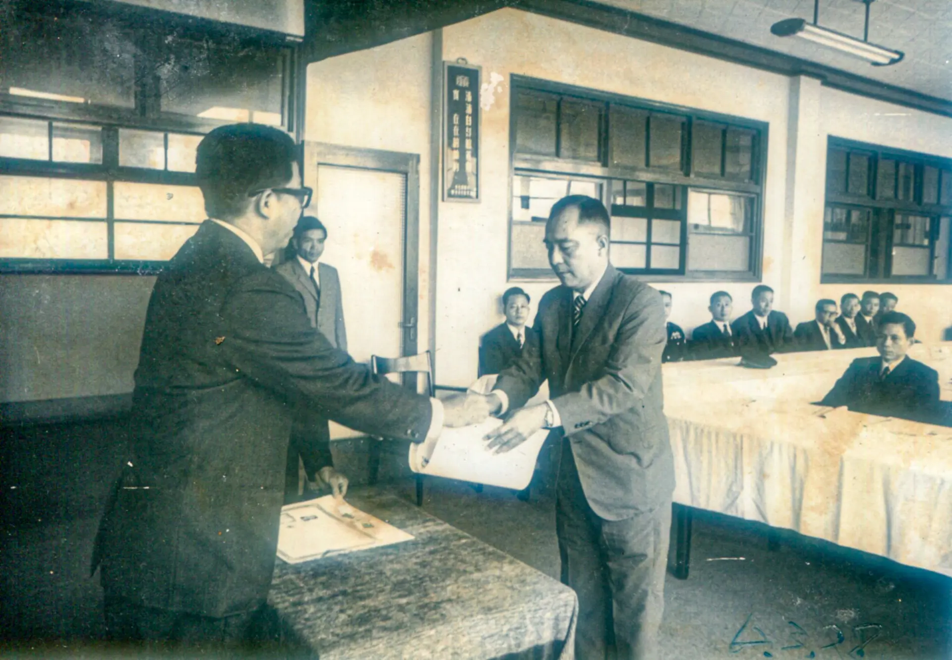 黃燕廷（右）當選獅潭鄉第6、7屆鄉長，接受縣長邱文光頒發當選證書。黃榮標提供