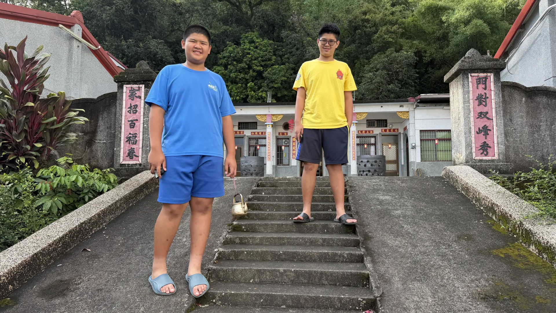 兄弟倆合力完成敬阿公婆後留影。李慧宜攝