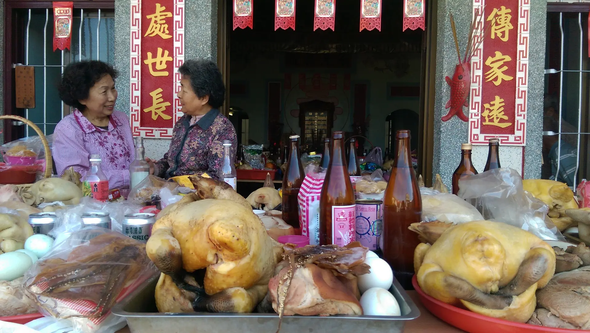 祖堂集體祭祀之際也是親戚們送往迎來、情感交流的好時機。李慧宜攝