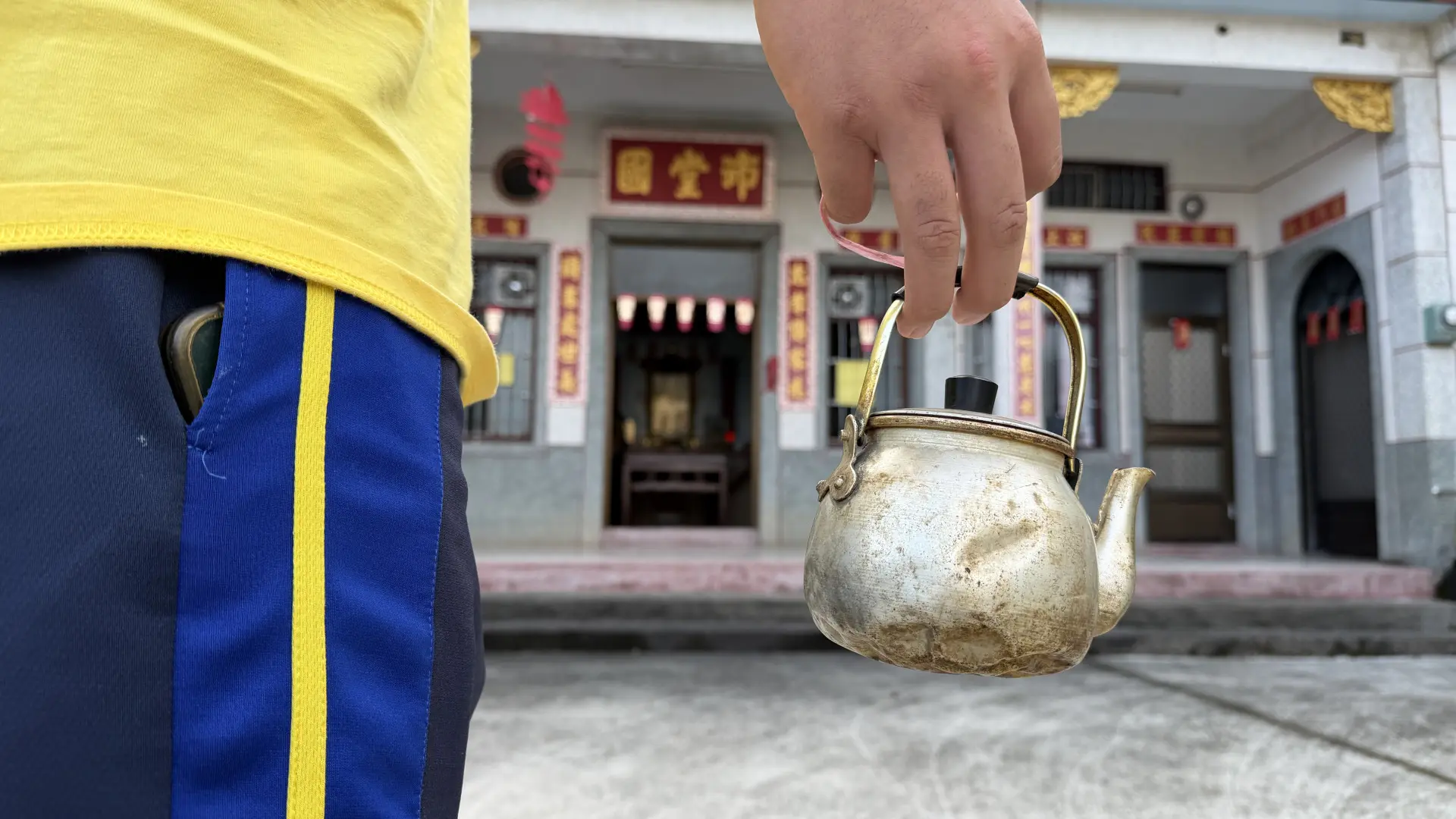 敬阿公婆要泡熱茶。李慧宜攝