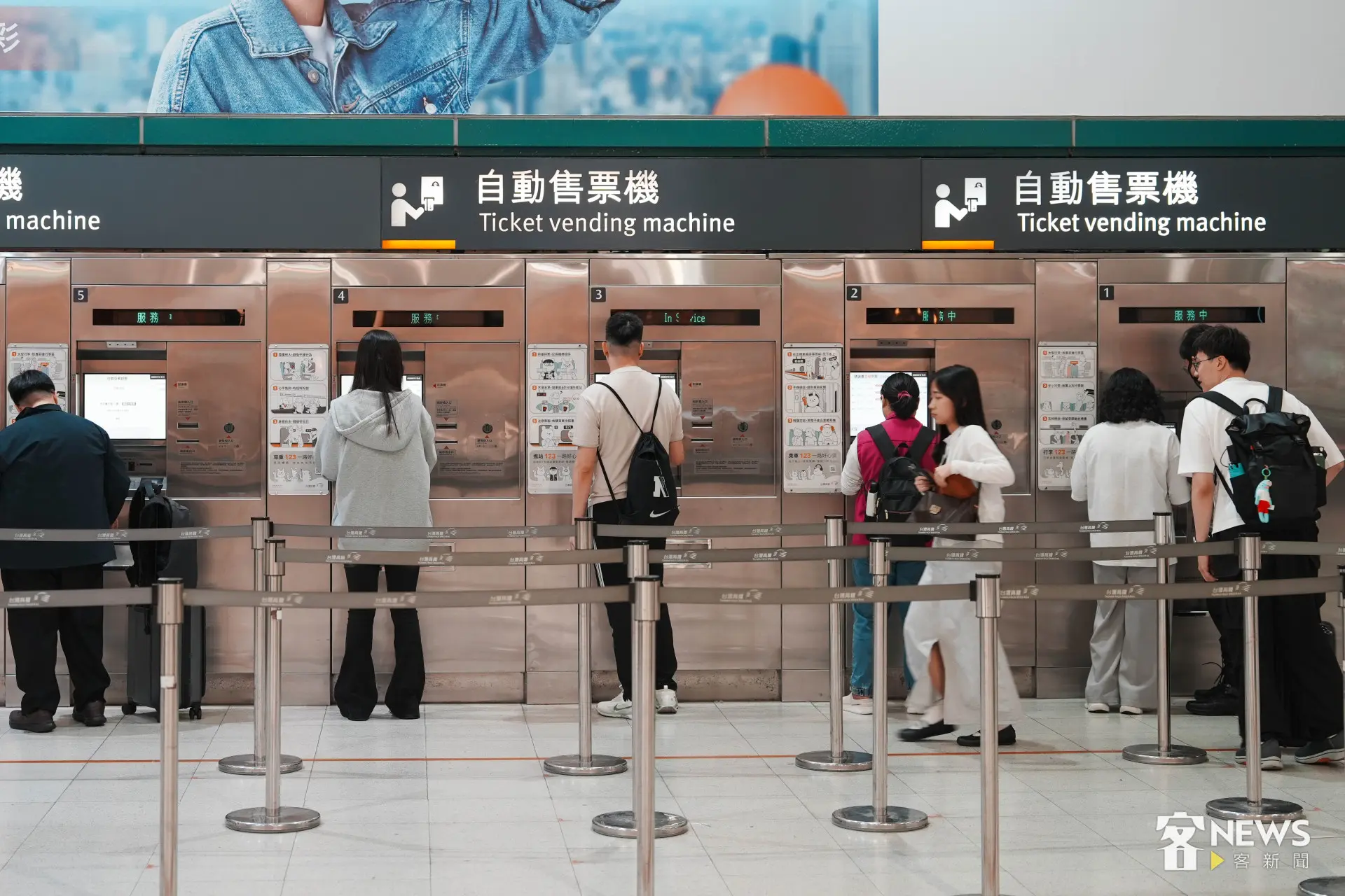 今年中秋連假首日(24日)高鐵月台就出現大量候車旅客。示意圖。李台源攝
