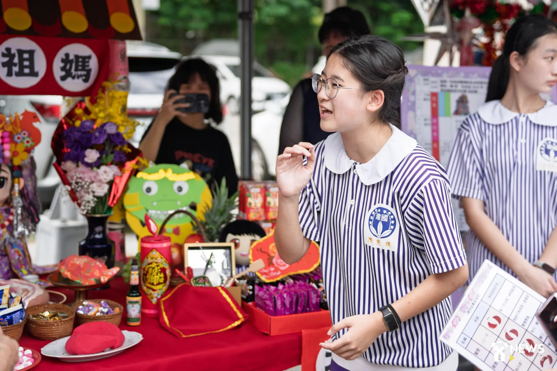 建國國中陳同學參與創意供桌競賽。范修語攝