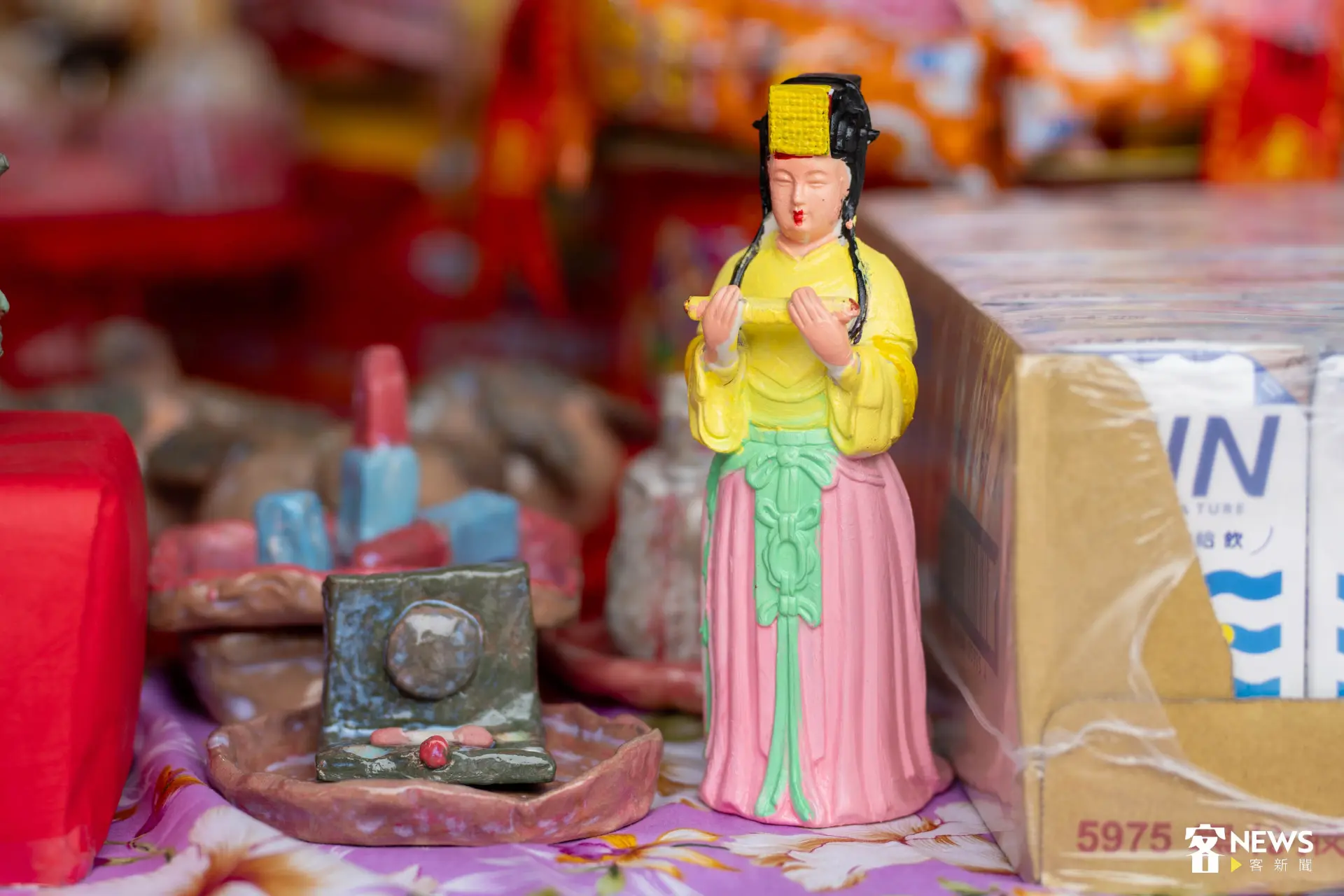 頭份四月八創意供桌競賽，學生利用美術課以陶土製作神像、供品。范修語攝