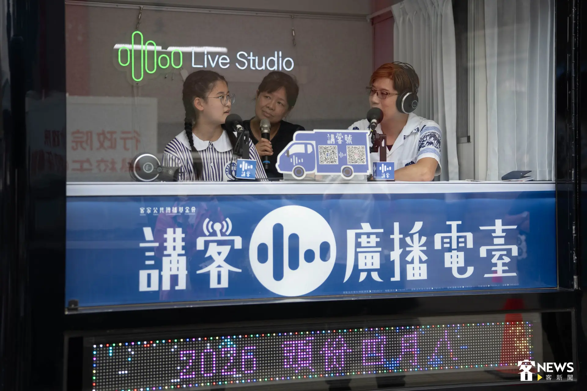 建國國中陳同學（左）由黃秋香主任（中）陪同，以流利客語分享此次參與創意供桌競賽的經驗與心得。范修語攝
