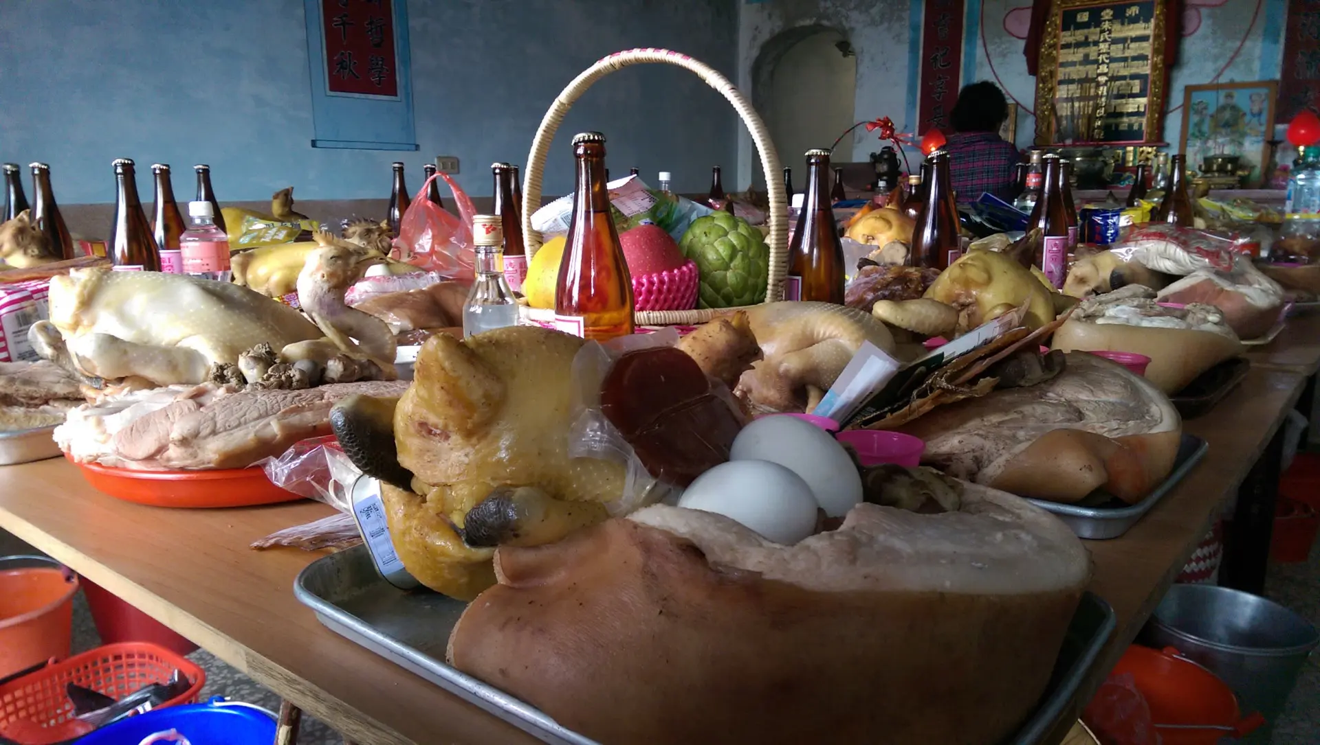 除夕、端午和中元節是祖堂祭祀三大節日,牲禮擺滿屋內外近百付。李慧宜攝