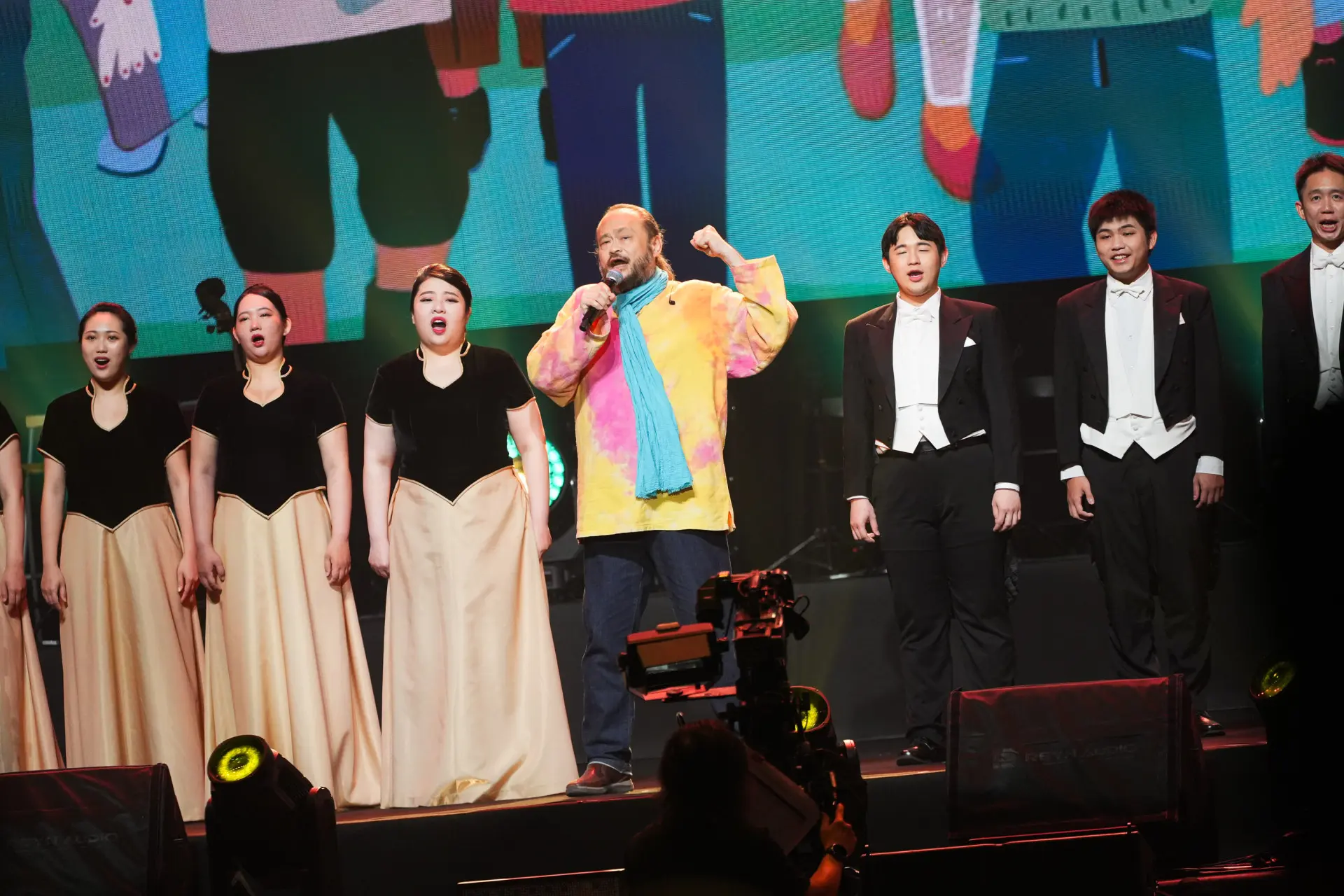 客家歌王謝宇威與國立實驗合唱團演唱名曲〈大家行共路〉