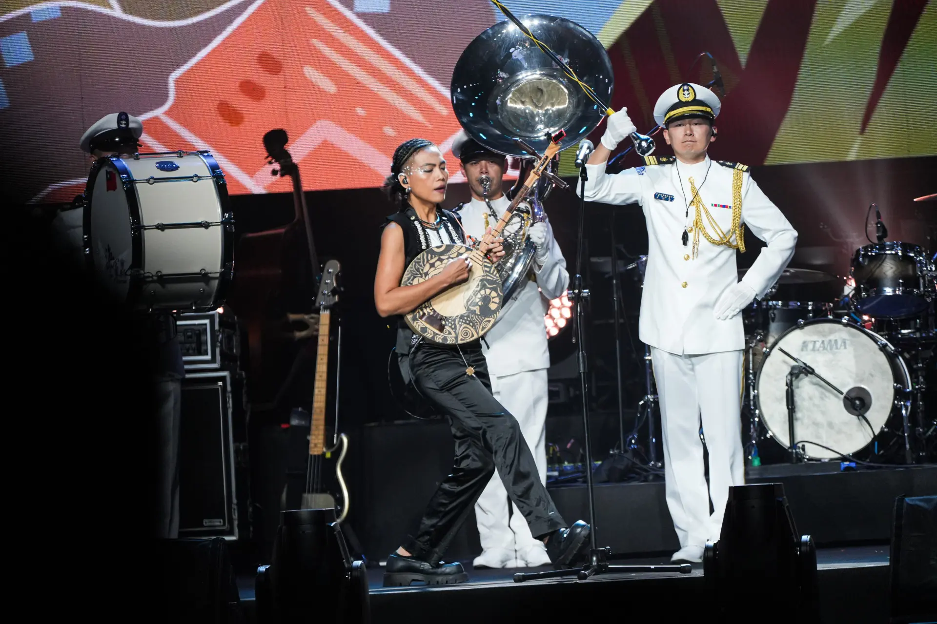 排灣族金曲歌手戴曉君Sauljaljui攜手海軍軍樂隊開場。文總提供