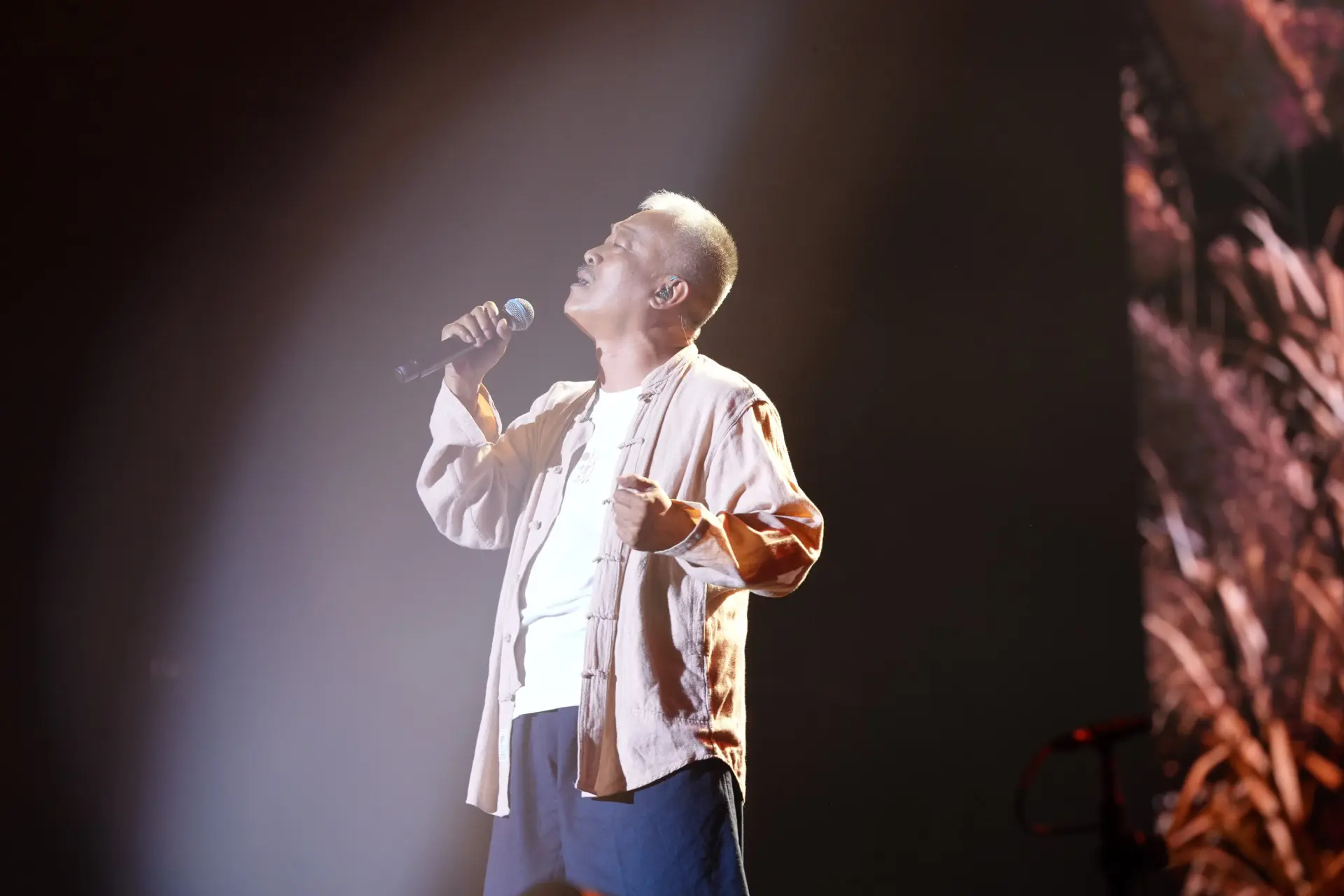 歌王謝銘祐演唱名曲〈黃昏的故鄉〉。文總提供