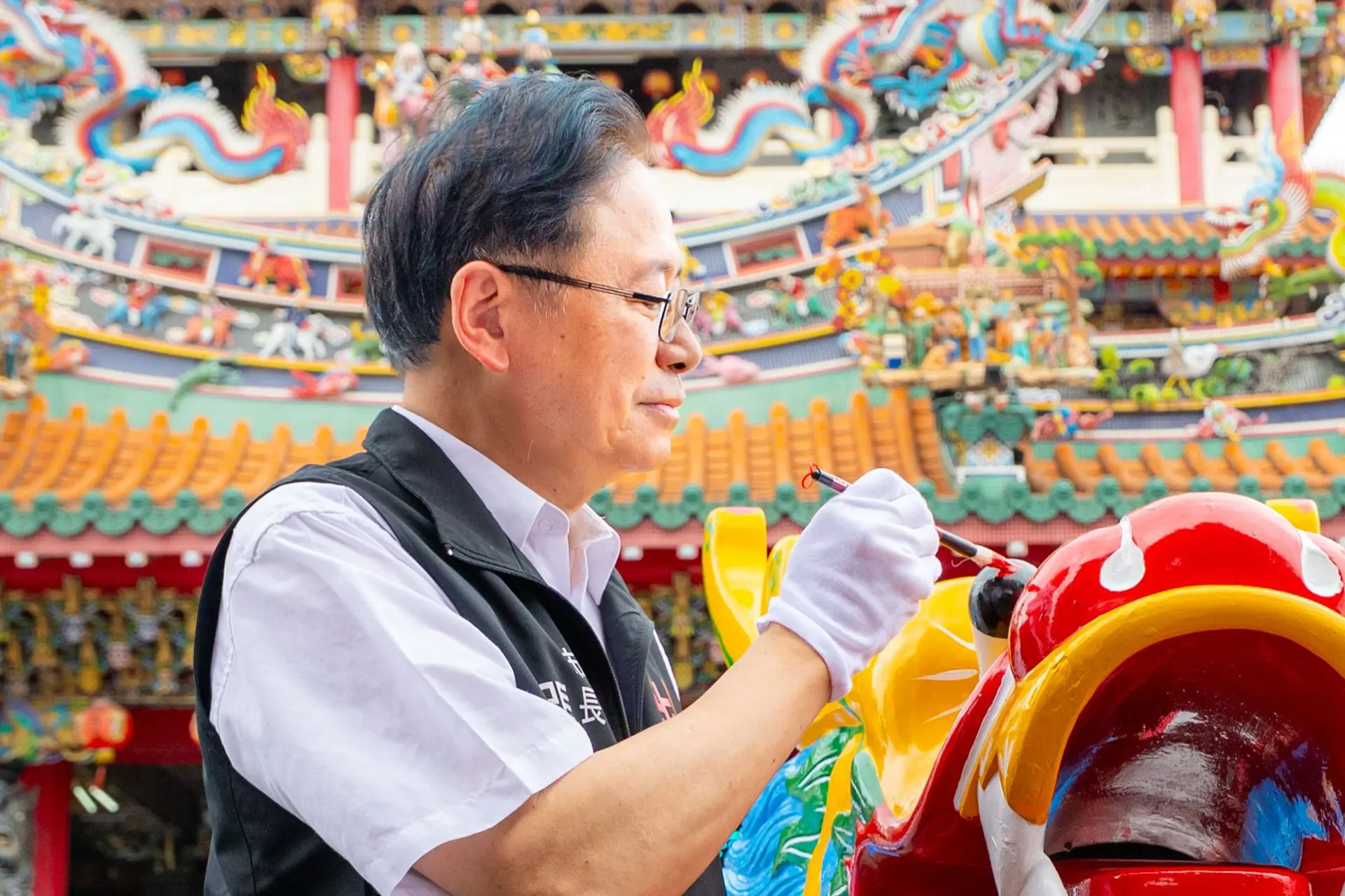 張善政參加龍舟點睛儀式,上香祭天並親手以朱墨為龍舟點睛,展現客家「敬天謝神」的傳統精神,祈求賽事圓滿順利。桃園市政府提供