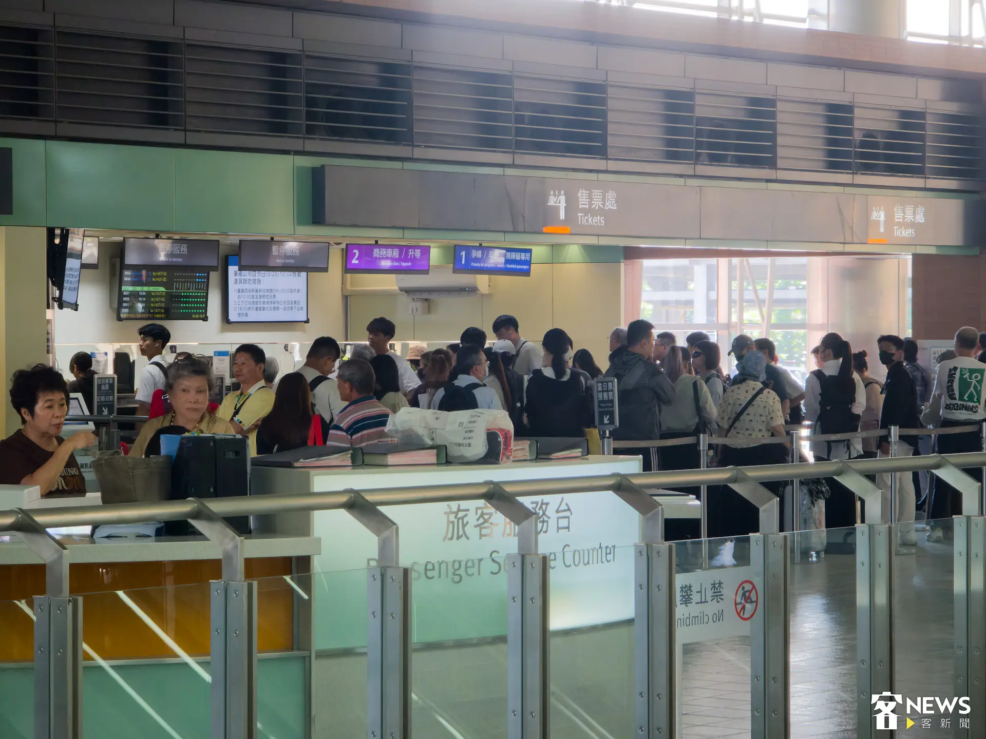 高鐵桃園站售票櫃台有不少旅客排隊退票或申請購票證明。朱愷元攝
