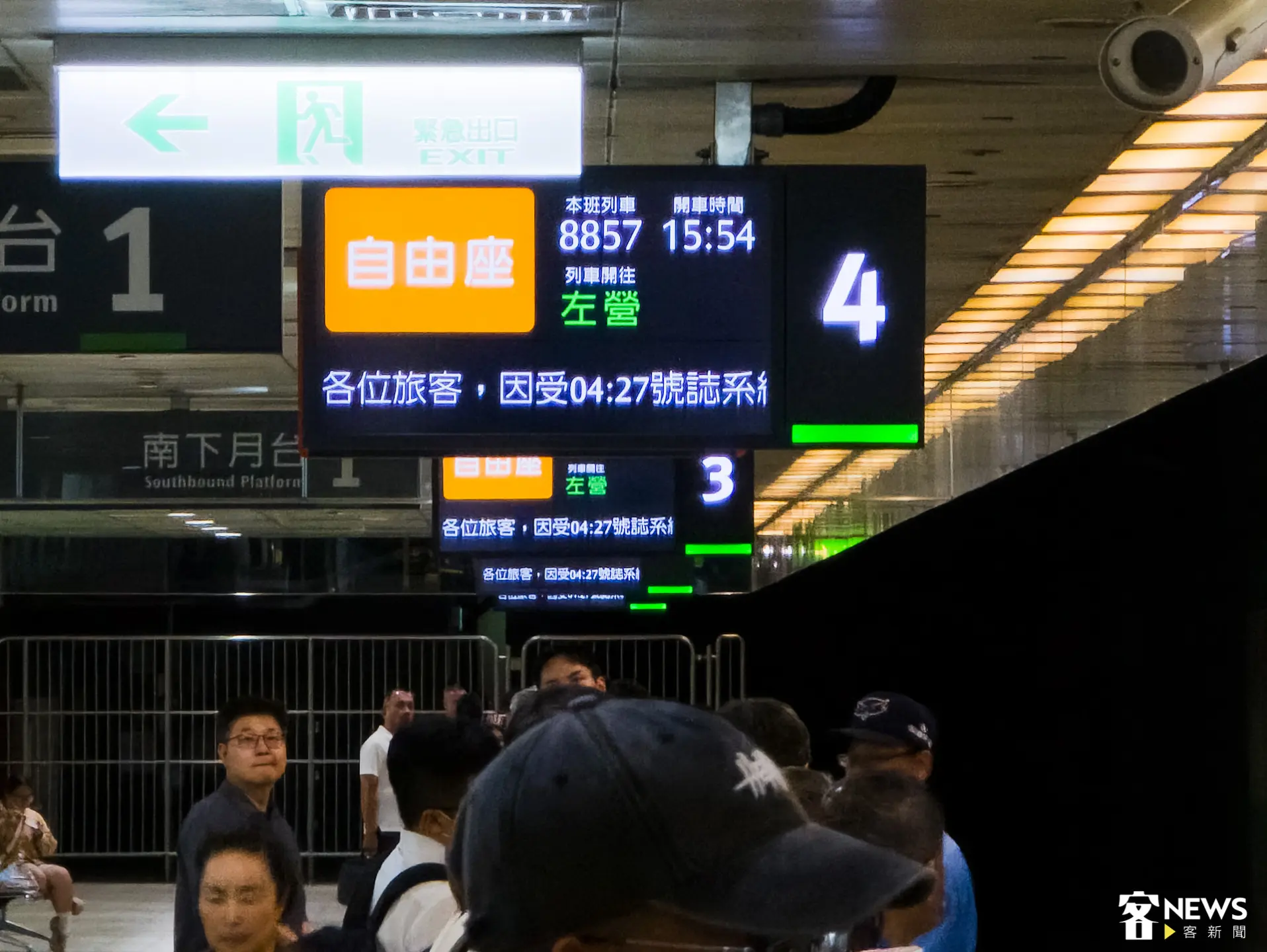 高鐵桃園站南下月台排滿了搭車旅客。朱愷元攝