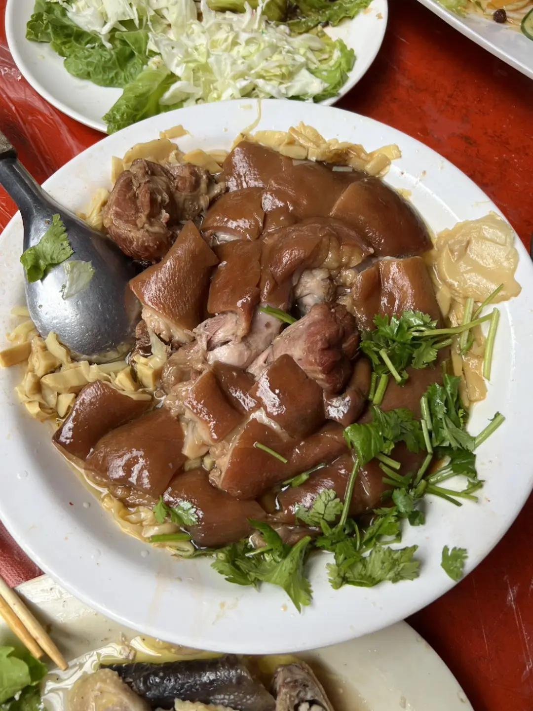 芎林鄉鹿寮坑圓石伯公食伯公福，菜很多又有粄圓可以食，原本沒有要添飯。可是當這一道澎腿上來，我不由自主去添了一碗飯。2026，芎林鄉鹿寮坑。楊國鑫攝