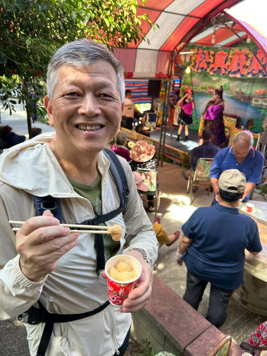 我從山下的三元宮走到山頂的顯伯公，先來食一份粢粑。芎林鄉鹿寮坑。楊國鑫提供