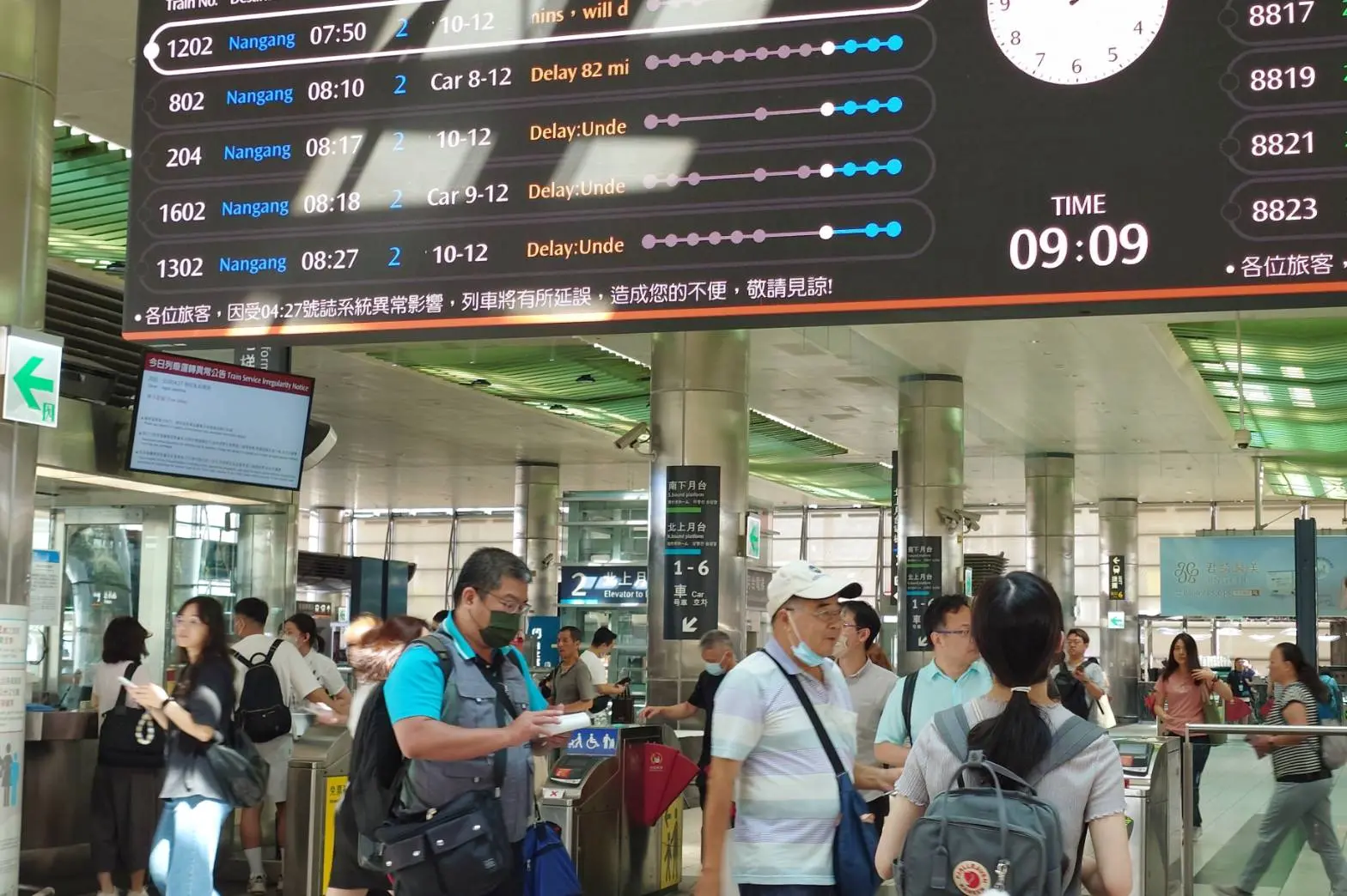 台灣高鐵取消原班表各班次列車，改由南港站（南下）及左營站（北上），每小時分別發出3班每站停靠全車自由座列車。李台源攝