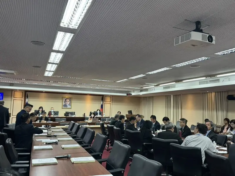 台灣高鐵25日訊號異常導致列車延誤，立法院交通委員會也受到影響，包含交通部長陳世凱、召委林俊憲等人都因此無法準時抵達立院。中央社