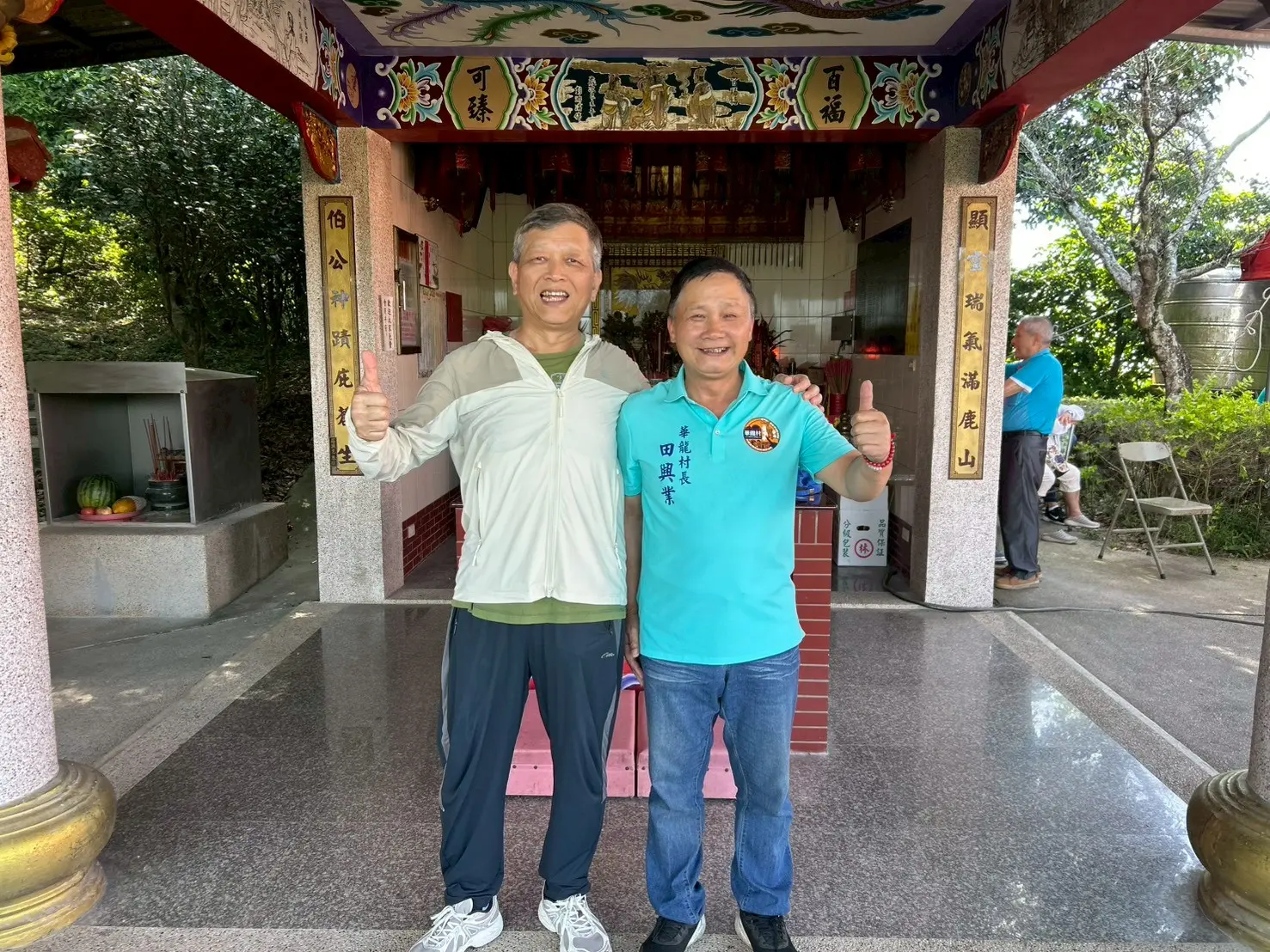 我從山下的三元宮走到山頂的顯伯公，巧遇鹿寮坑華龍村的田興業村長(右)，他熱情邀請我下一週日到石爺石娘那裡食伯公福。2026，芎林鄉鹿寮坑，楊國鑫提供
