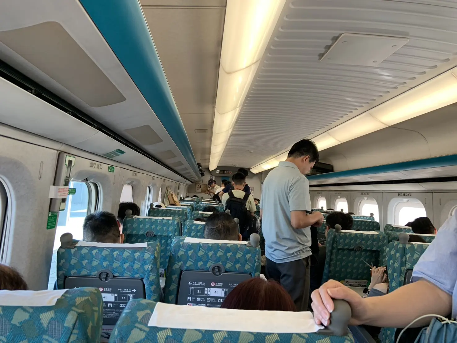 高鐵今天改為每小時三班全車自由座，各節車廂走道多半站滿乘客。蔡依璇攝