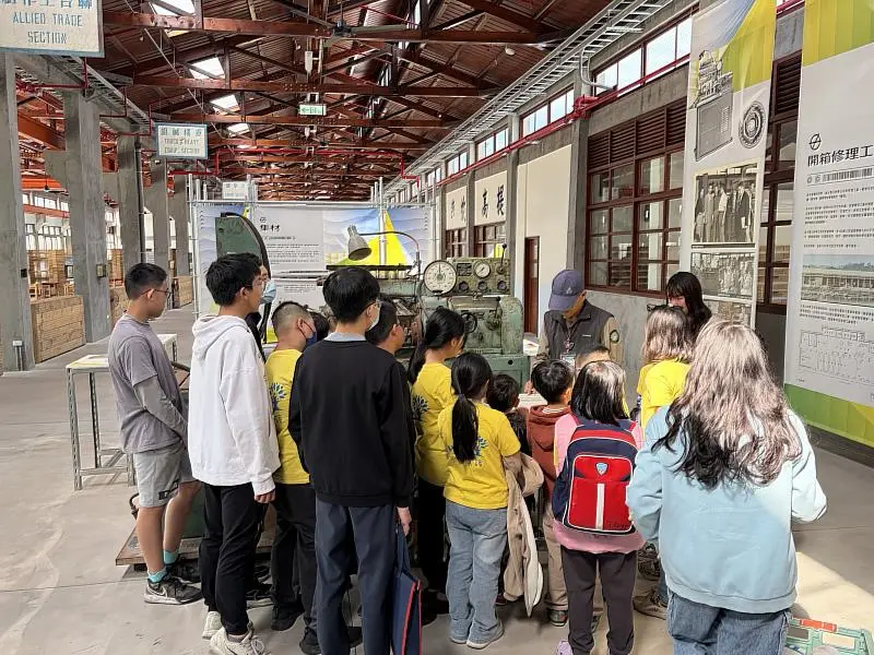 東勢林業文化園區修理工廠展覽及志工導覽。林保署台中分署提供