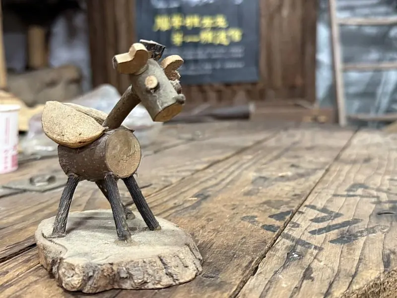 利用樟樹枝條發揮創意，創作獨一無二的作品。林保署台中分署提供