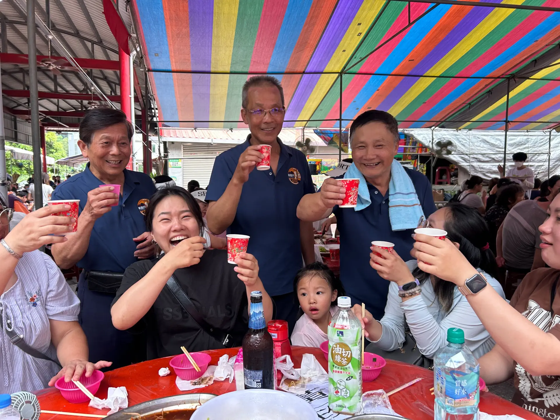 我依約前往芎林鄉鹿寮坑參加圓石伯公的食伯公福，村長田興業（站立右一）、鄉民代表朱乾松（站立中間）、常務監事鍾寬明（站立左一）祝福我們平安、幸福、快樂。2026，芎林鄉鹿寮坑。楊國鑫攝
