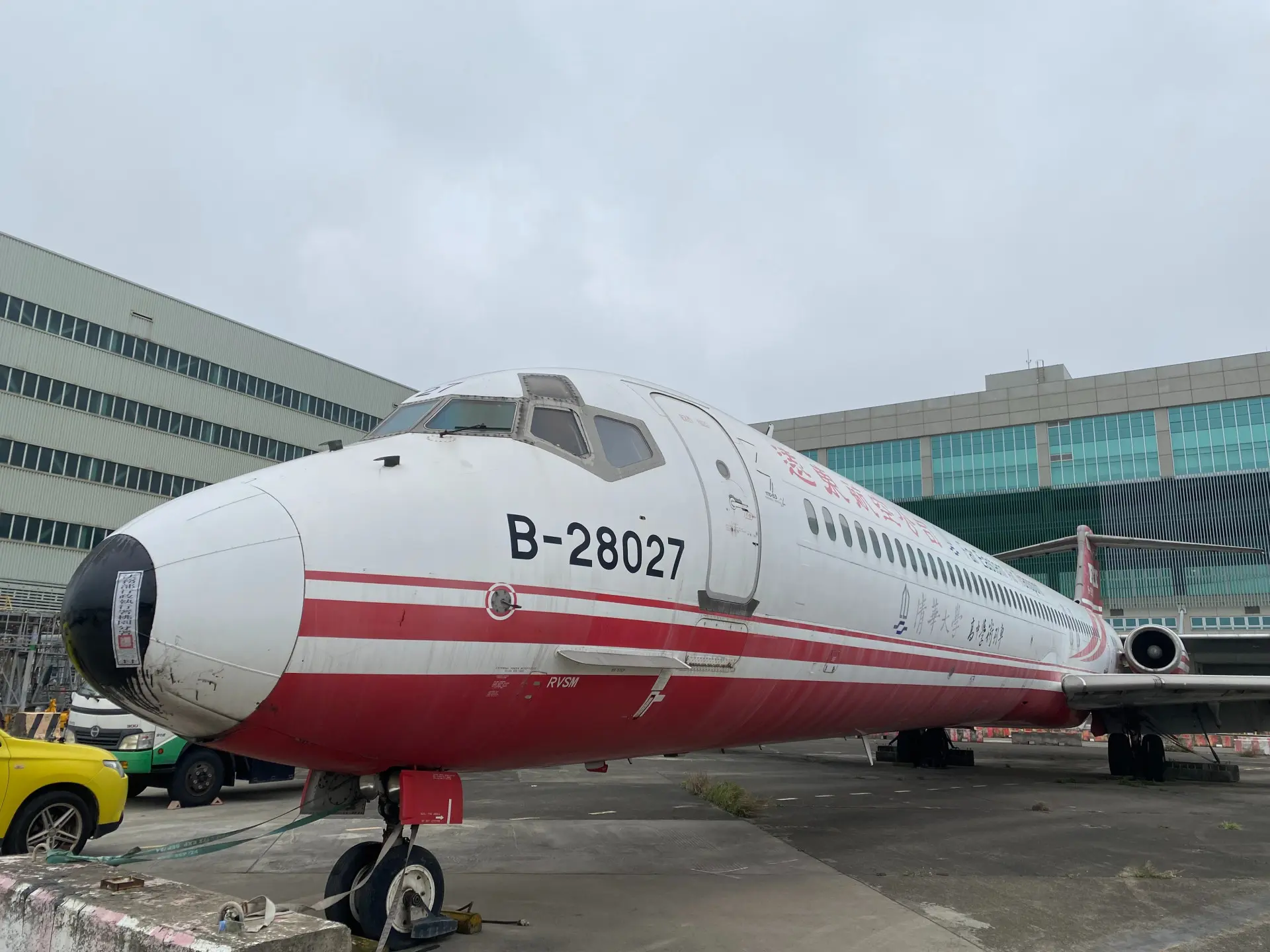 遠東航空一架機齡約28年的麥道MD-83型客機遭查封法拍，底價下殺至410萬元。桃園執行分署提供
