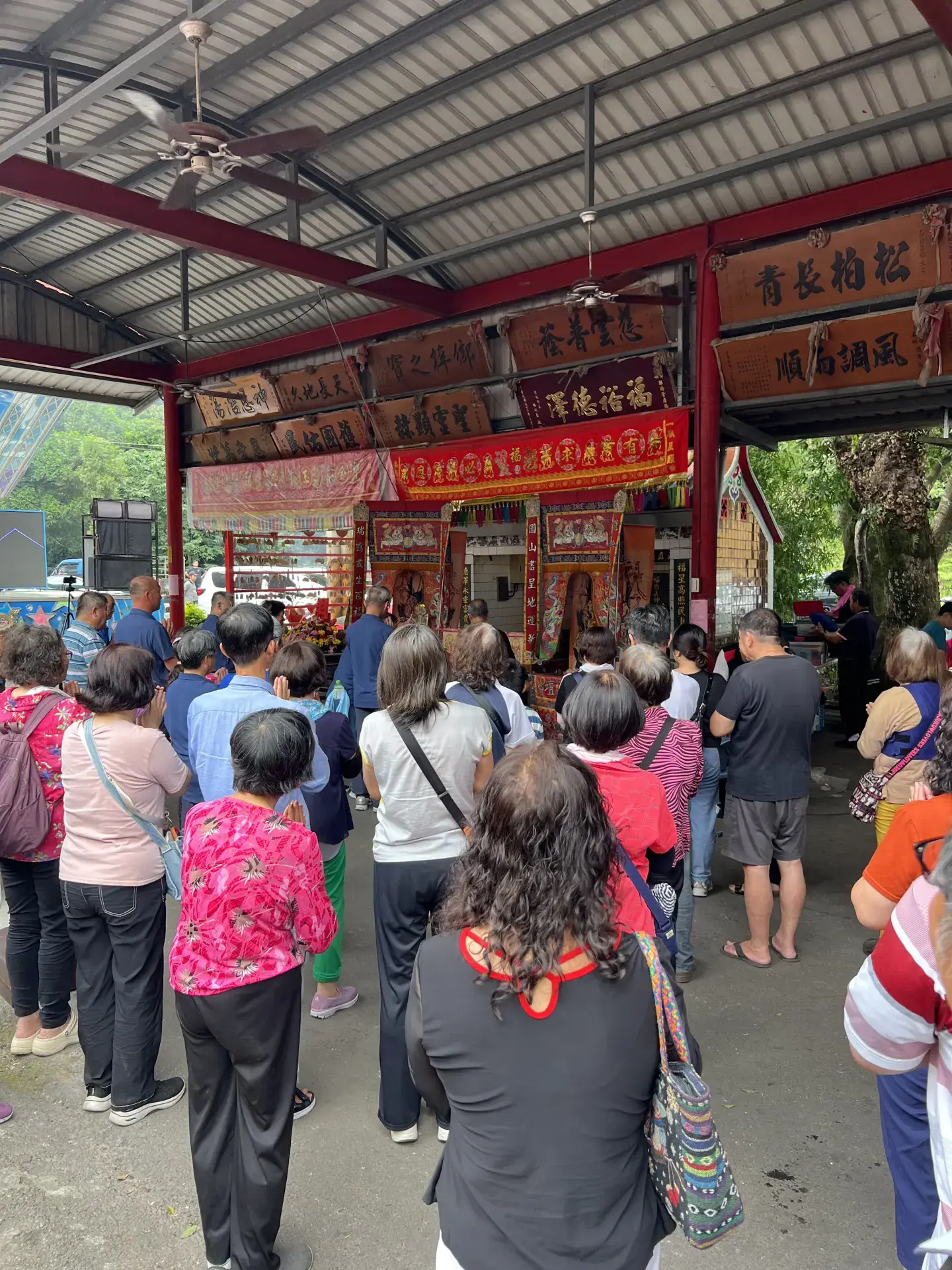 芎林鄉鹿寮坑圓石伯公食伯公福，我們大家先向伯公祈福。2026，芎林鄉鹿寮坑，楊國鑫攝