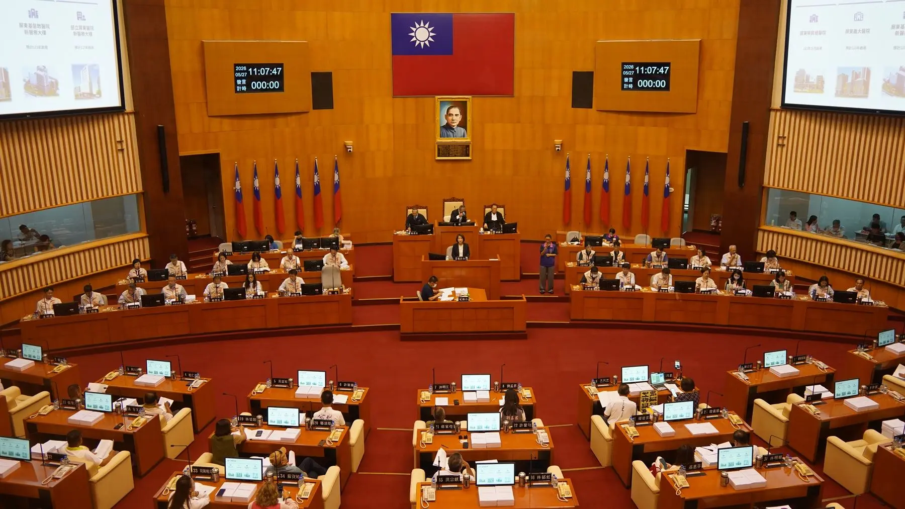 屏東縣長周春米施政總報告，提出五大主軸打造希望城市，宣布長者健保補助政策。屏東縣政府提供