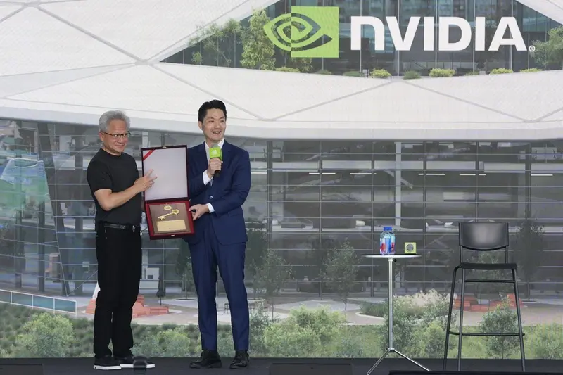 人工智慧(AI)晶片大廠輝達(NVIDIA)27日在台灣新總部預定地北士科T1718基地舉辦台灣員工大會,執行長黃仁勳(左)向台北市長蔣萬安(右)喊話,輝達需要在台灣使用更多能源。圖為蔣萬安致贈台北市的市鑰給黃仁勳。中央社