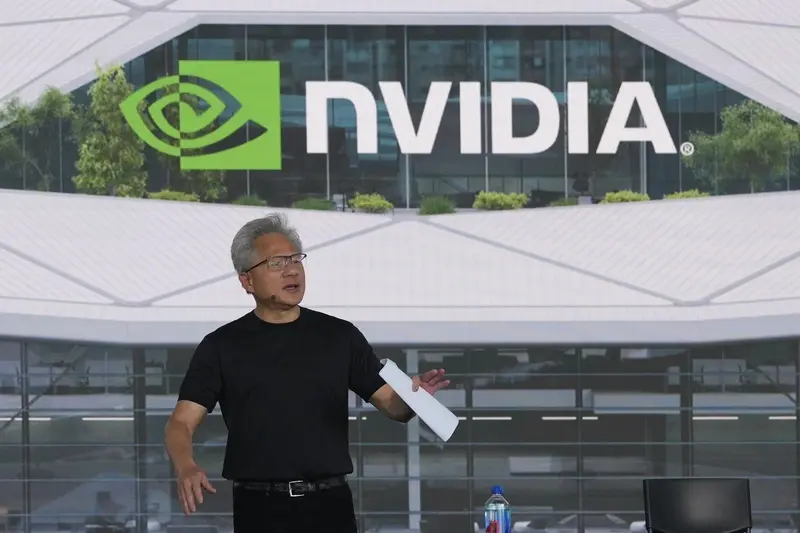 人工智慧(AI)晶片大廠輝達(NVIDIA)27日在台灣新總部預定地北士科T17、18舉辦台灣員工大會,執行長黃仁勳表示,台灣新總部將採用透明設計,預計2026年底動工,2030年完工啟用讓員工搬進去。中央社